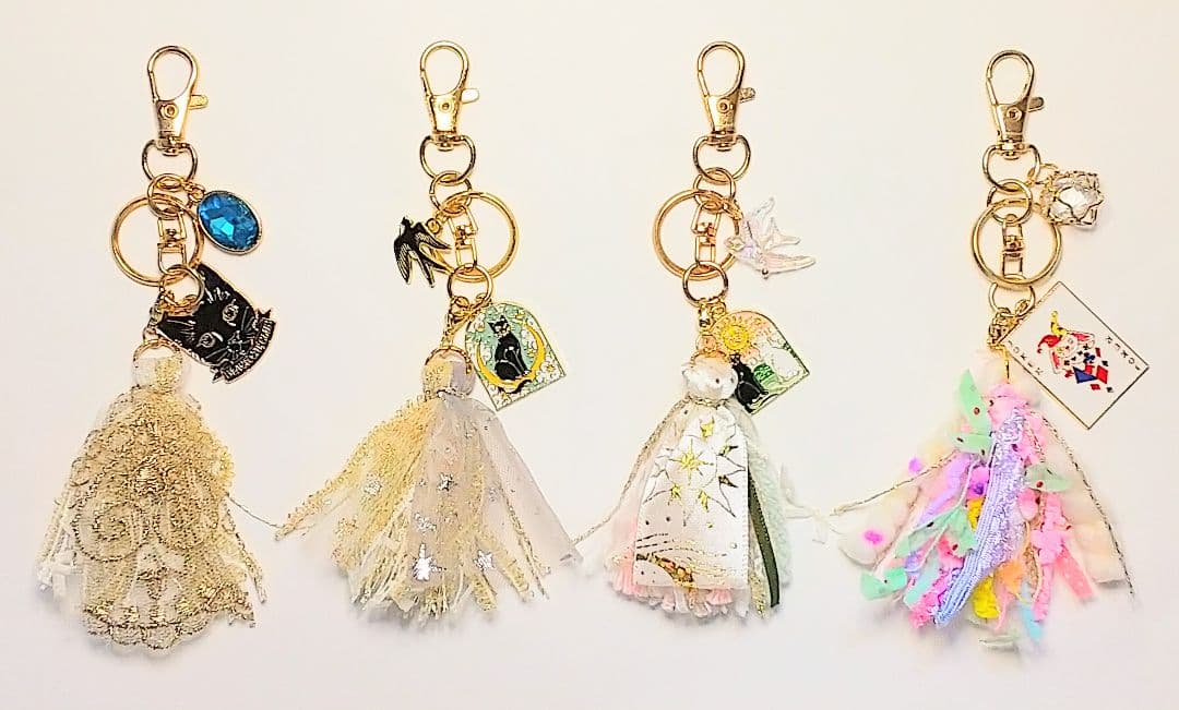 SOLD◆ハンドメイド 引き揃え糸 ミニ タッセル チャーム 猫 タロット 太陽
