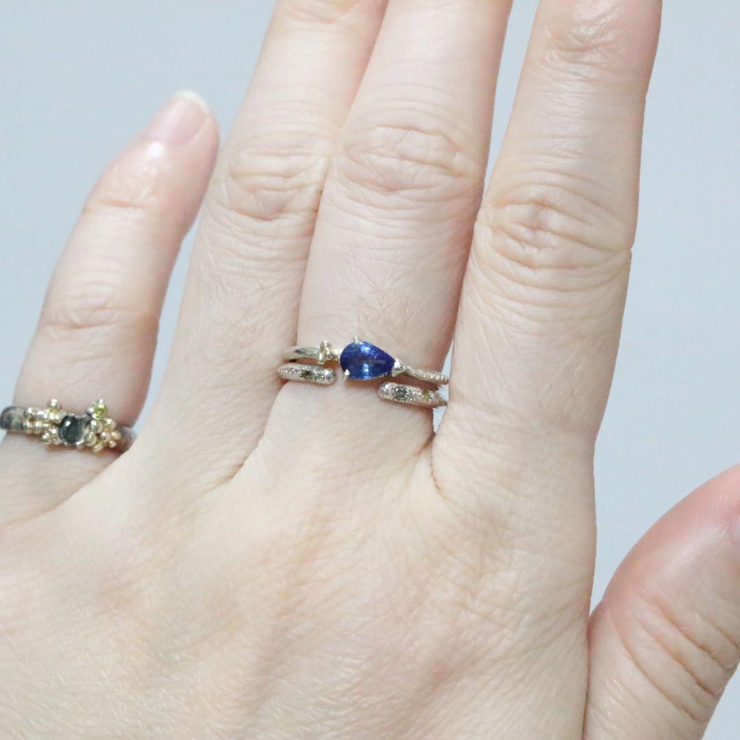 ペアシェイプのブルーサファイアK10粒々アシメミル打ちシルバーリング約9.5号