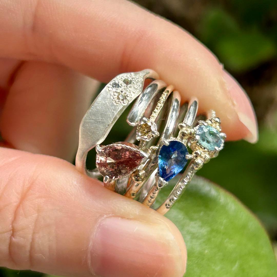 ペアシェイプのブルーサファイアK10粒々アシメミル打ちシルバーリング約9.5号