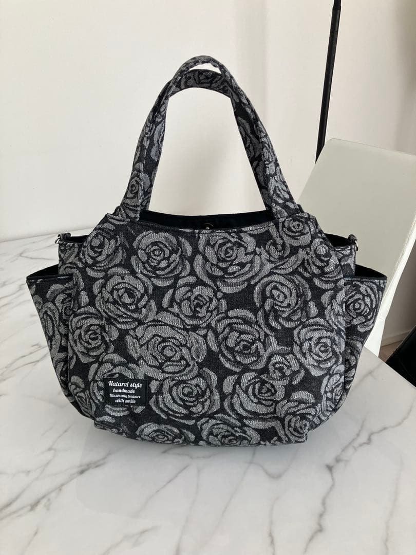 1005 4✳B　黒大きめ花柄デニムリメイクバック　ハンドメイド