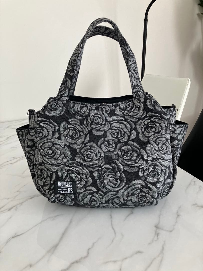 1005 4✳B　黒大きめ花柄デニムリメイクバック　ハンドメイド