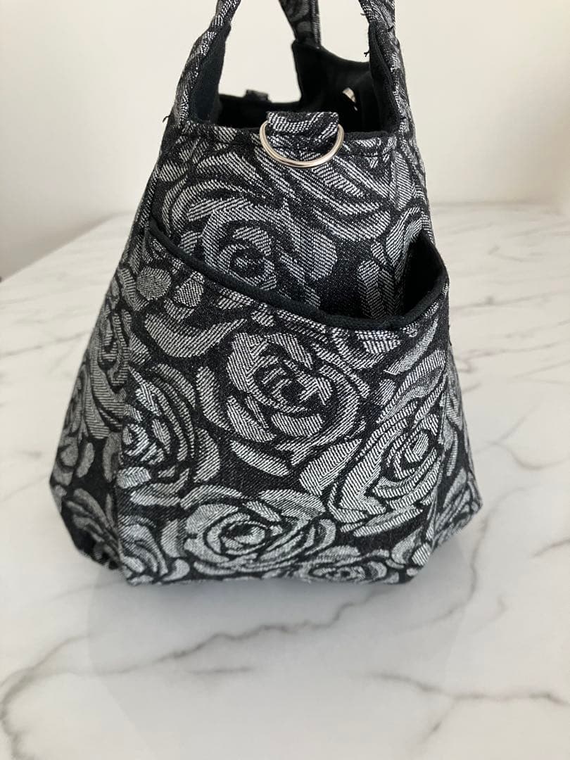 1005 4✳B　黒大きめ花柄デニムリメイクバック　ハンドメイド
