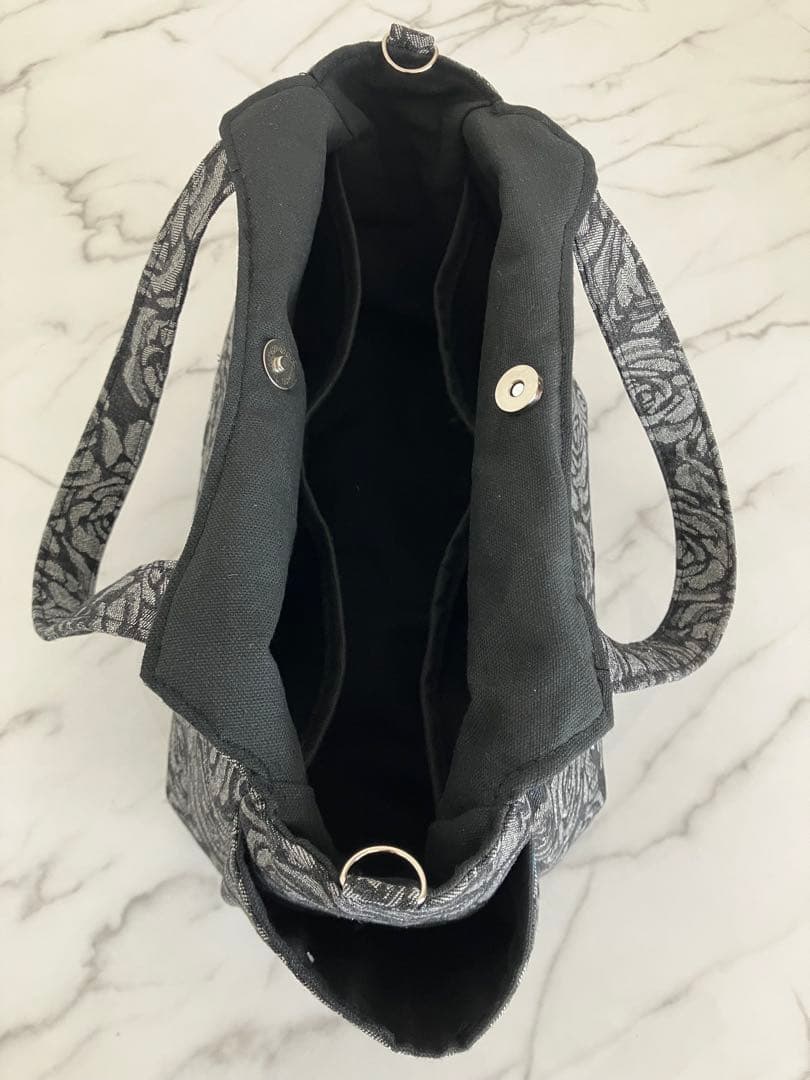 1005 4✳B　黒大きめ花柄デニムリメイクバック　ハンドメイド