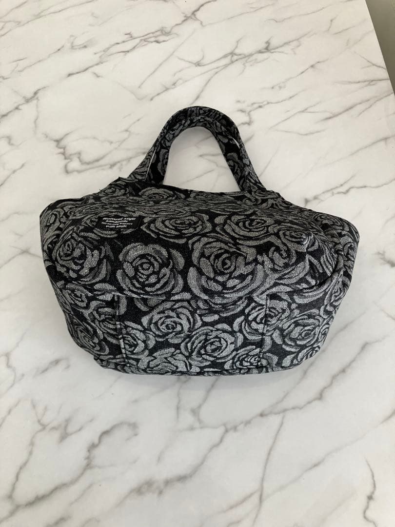 1005 4✳B　黒大きめ花柄デニムリメイクバック　ハンドメイド