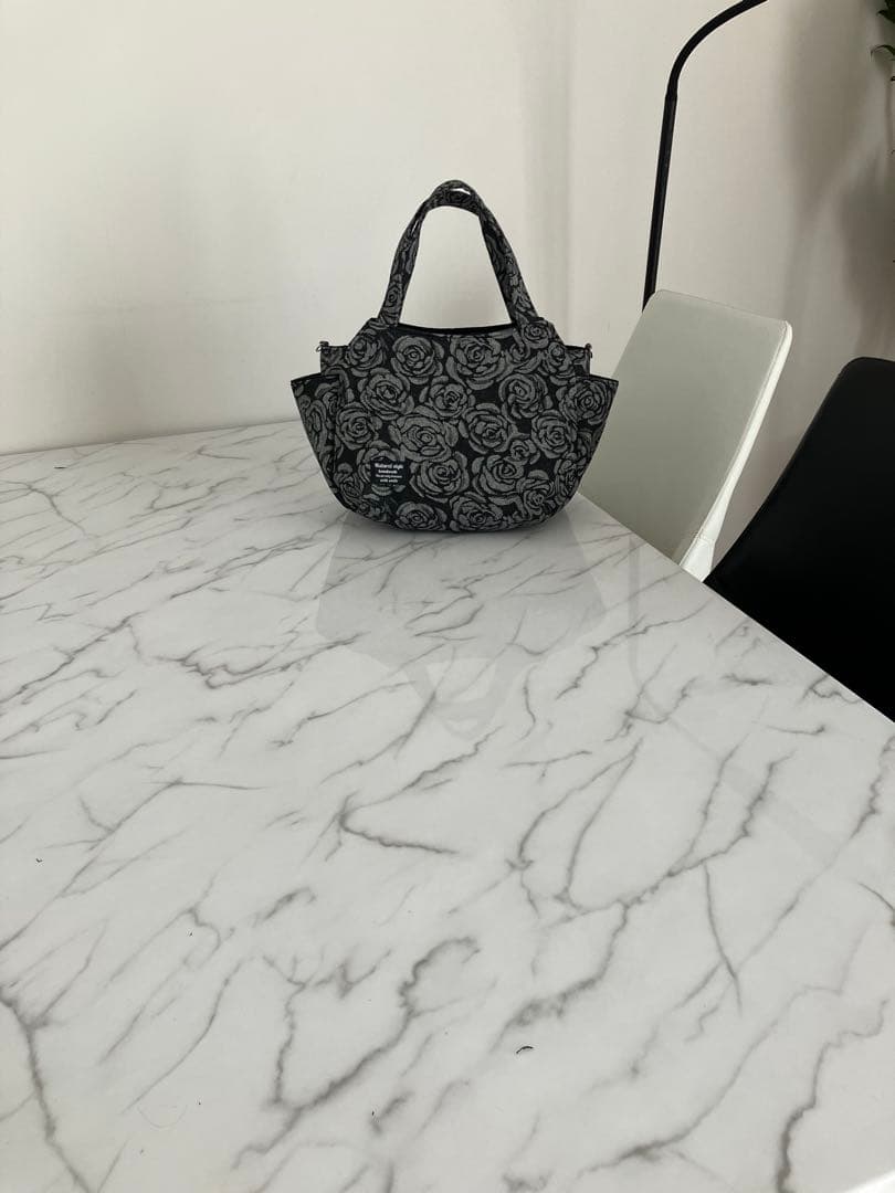 1005 4✳B　黒大きめ花柄デニムリメイクバック　ハンドメイド