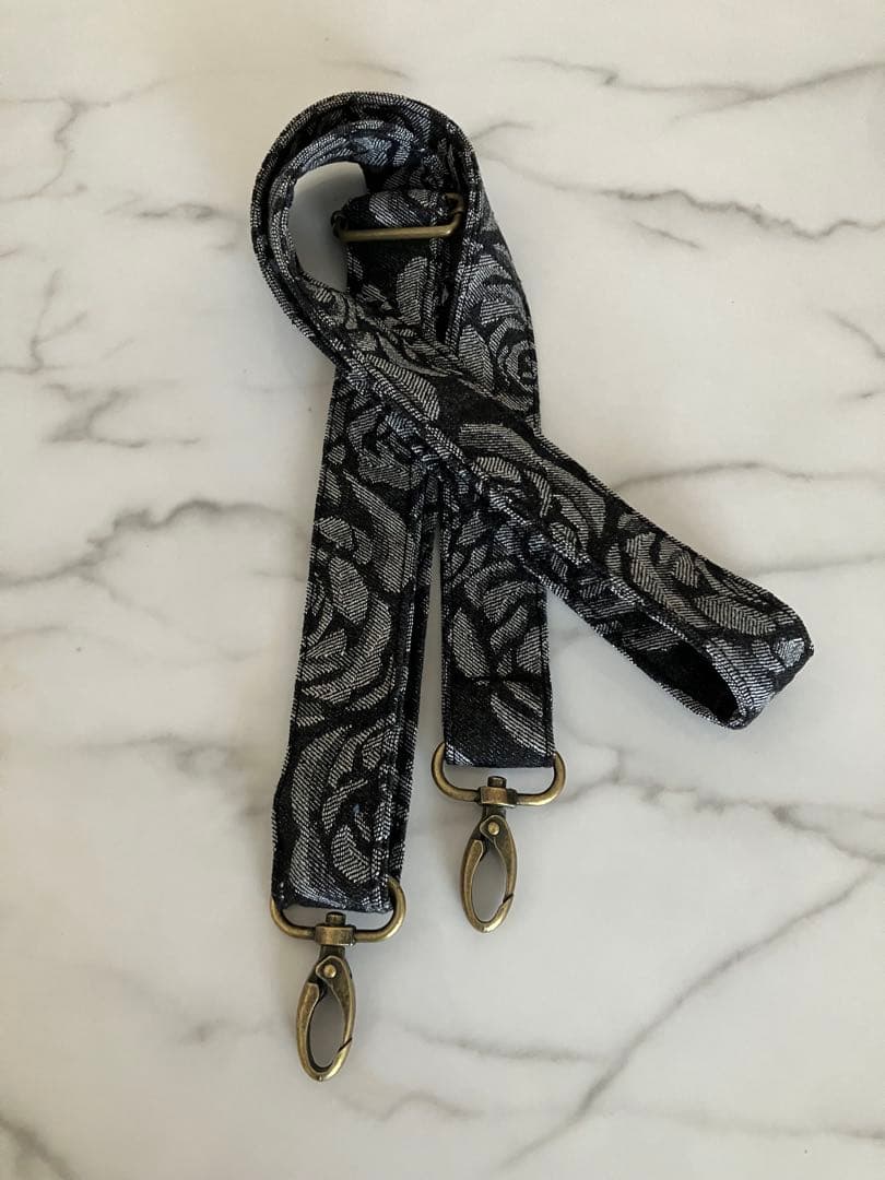 1005 4✳B　黒大きめ花柄デニムリメイクバック　ハンドメイド