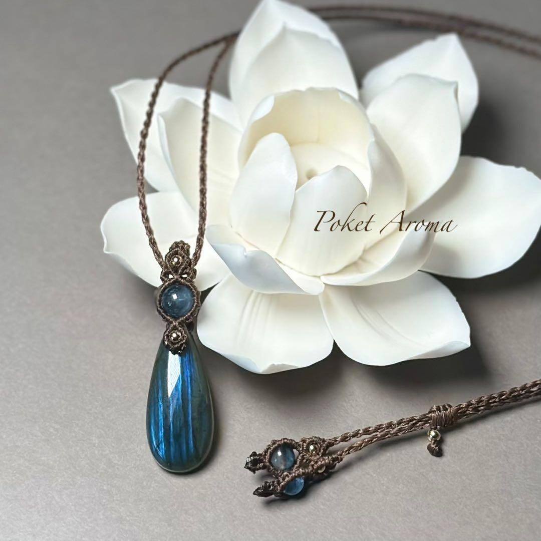 『花紺青』ラブラドライトとブラックアクアマリンのマクラメペンダントネックレス