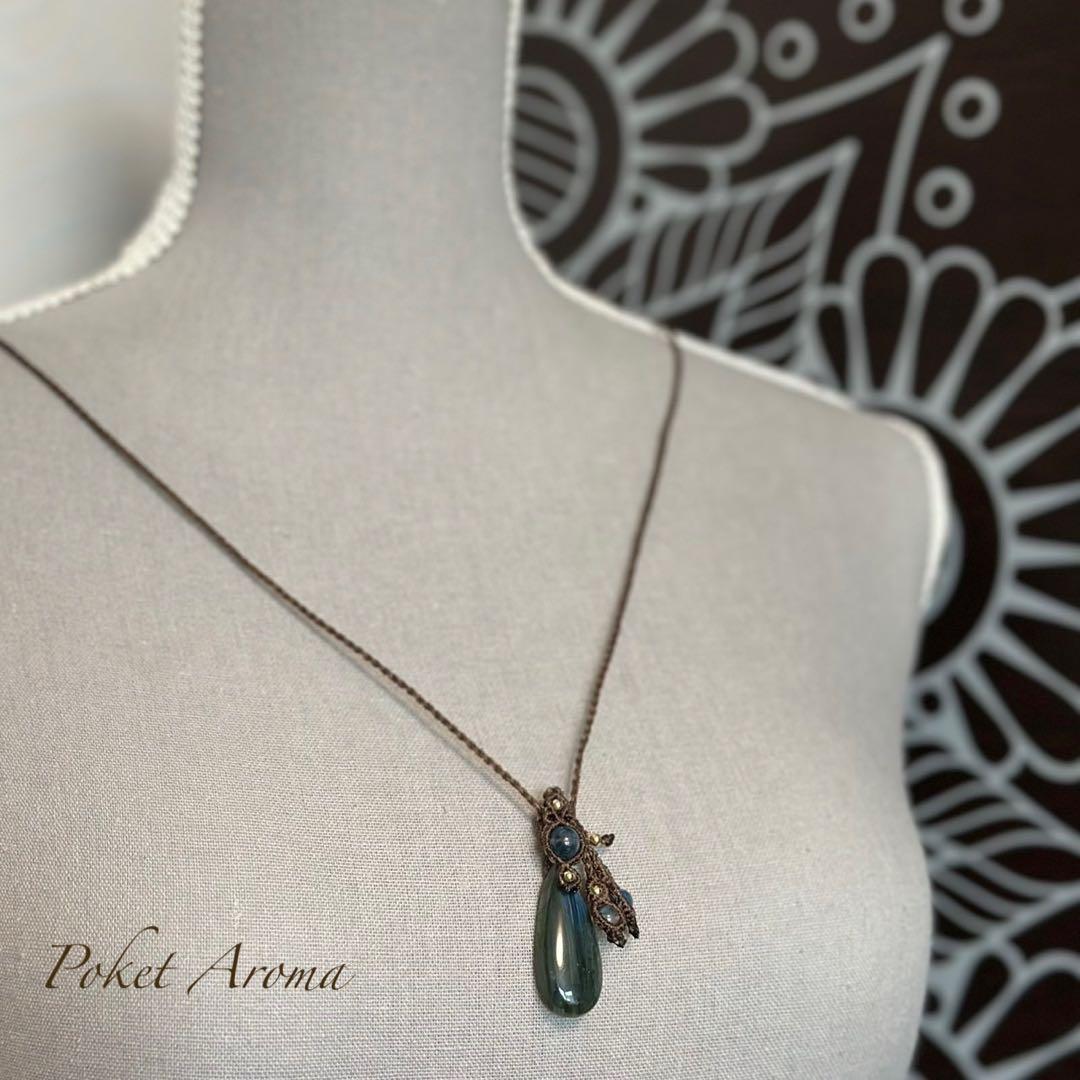 『花紺青』ラブラドライトとブラックアクアマリンのマクラメペンダントネックレス