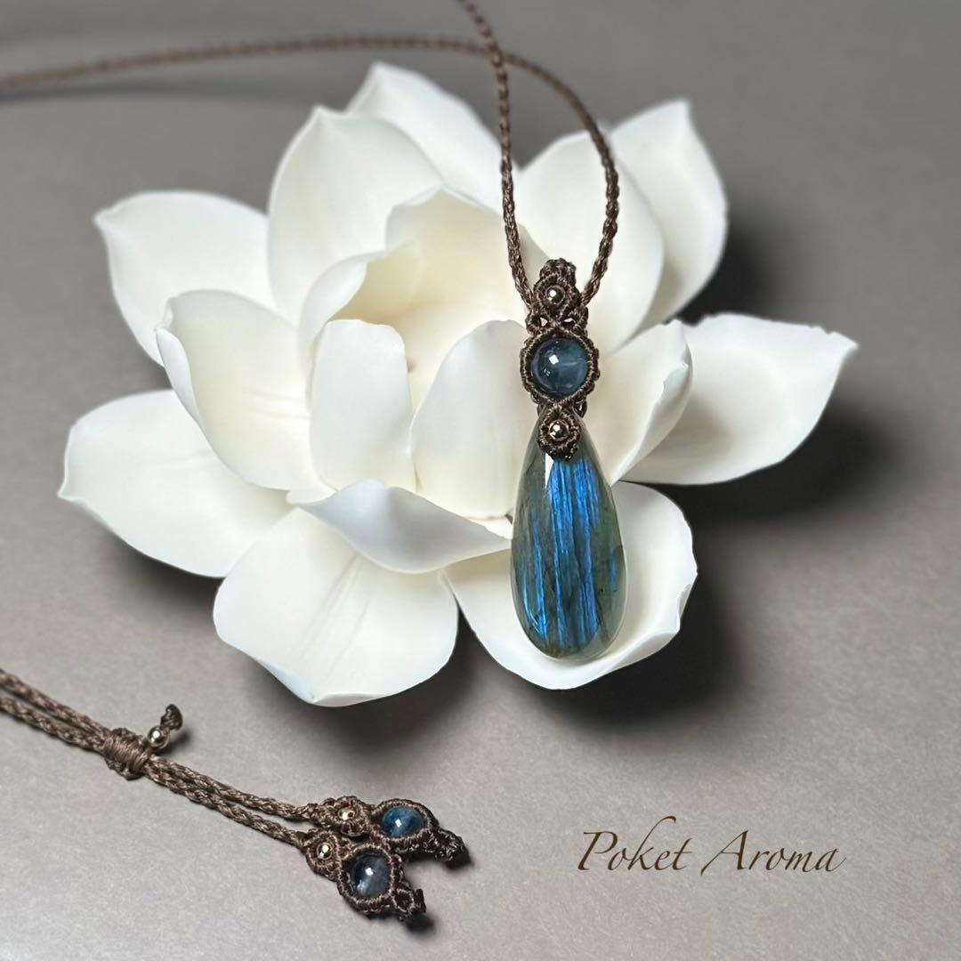 『花紺青』ラブラドライトとブラックアクアマリンのマクラメペンダントネックレス