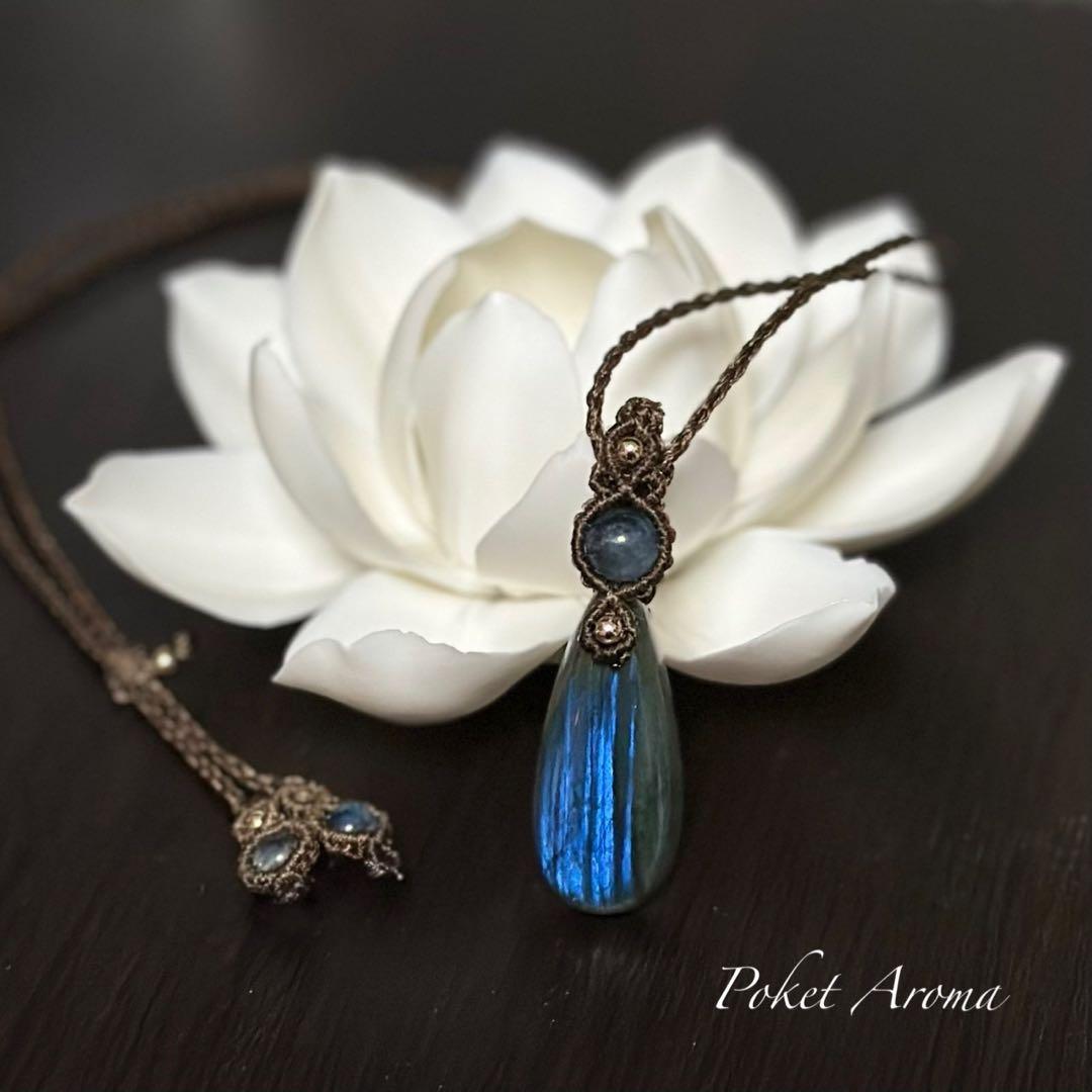 『花紺青』ラブラドライトとブラックアクアマリンのマクラメペンダントネックレス