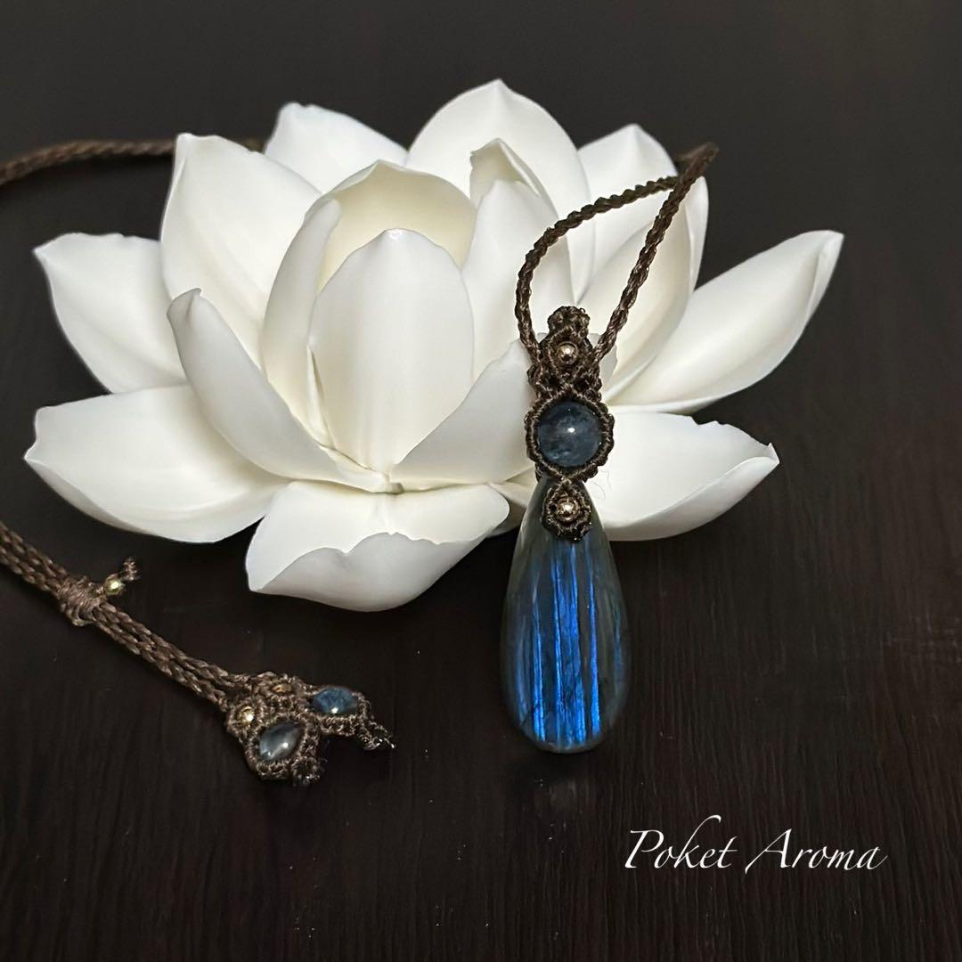 『花紺青』ラブラドライトとブラックアクアマリンのマクラメペンダントネックレス