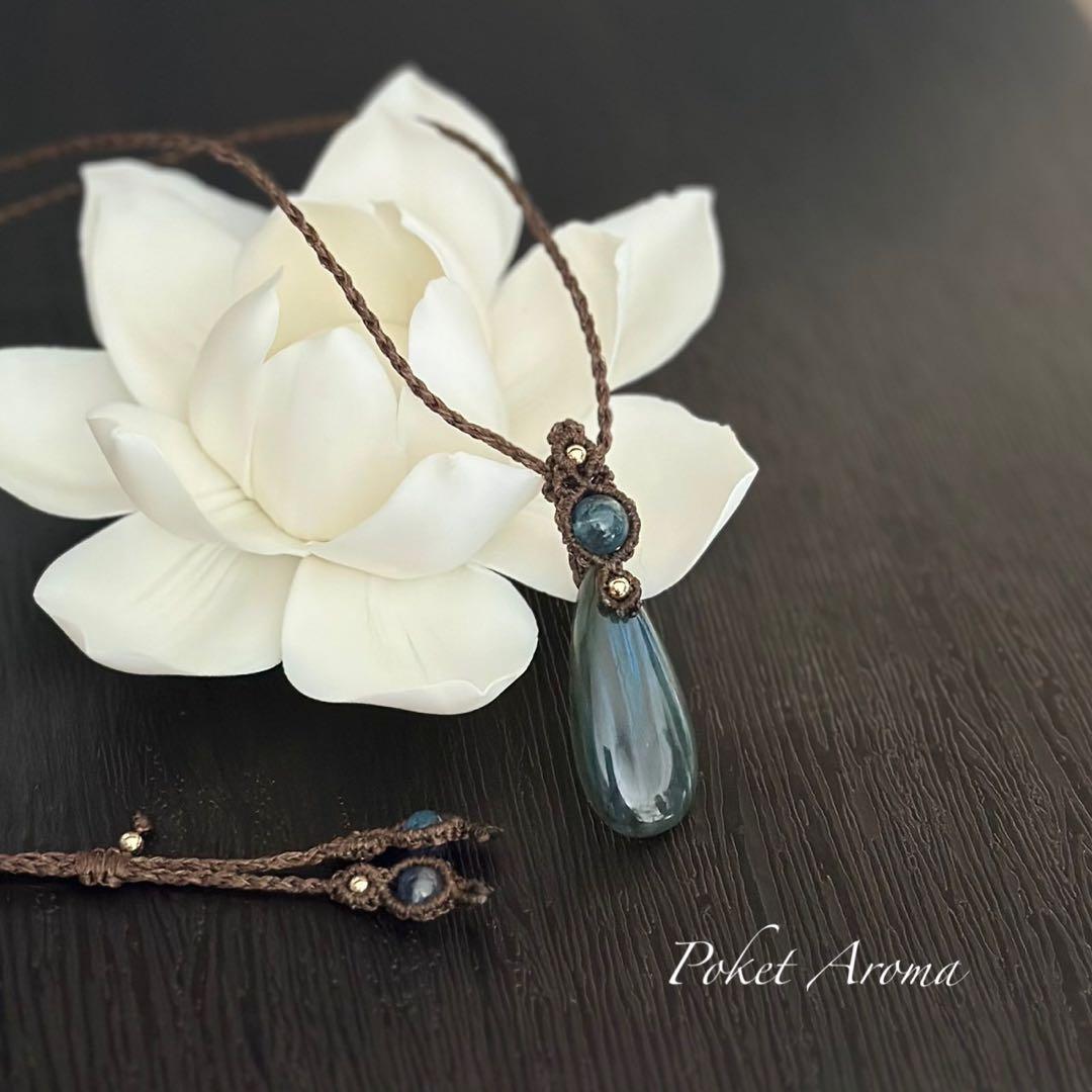 『花紺青』ラブラドライトとブラックアクアマリンのマクラメペンダントネックレス