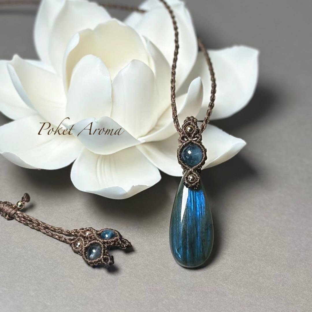 『花紺青』ラブラドライトとブラックアクアマリンのマクラメペンダントネックレス