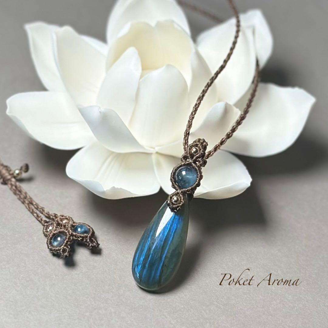 『花紺青』ラブラドライトとブラックアクアマリンのマクラメペンダントネックレス