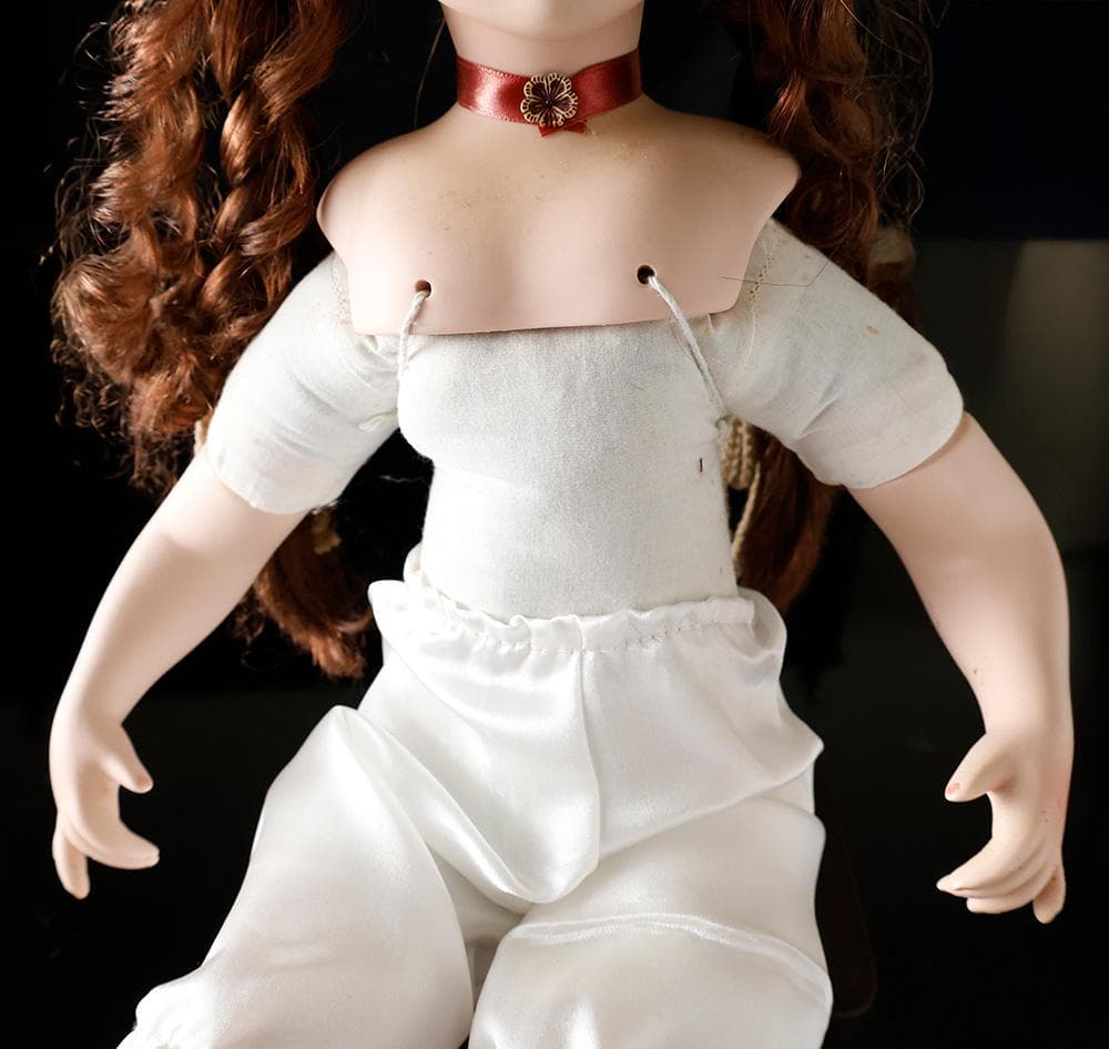 美しいお座り ビスクドール 木製 椅子 高さ46㎝ 磁器 グラスアイ 人形