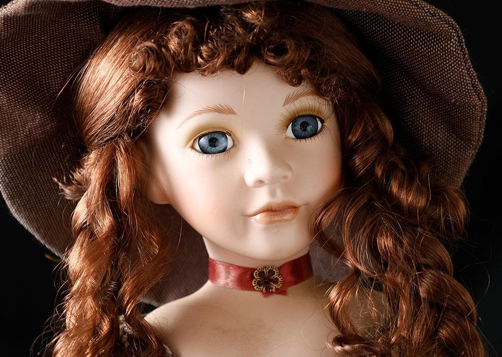 美しいお座り ビスクドール 木製 椅子 高さ46㎝ 磁器 グラスアイ 人形