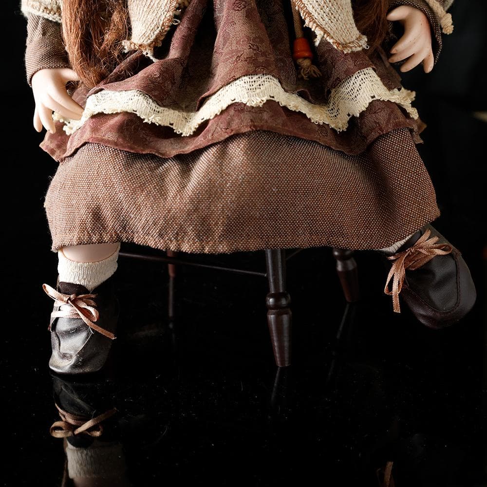 美しいお座り ビスクドール 木製 椅子 高さ46㎝ 磁器 グラスアイ 人形