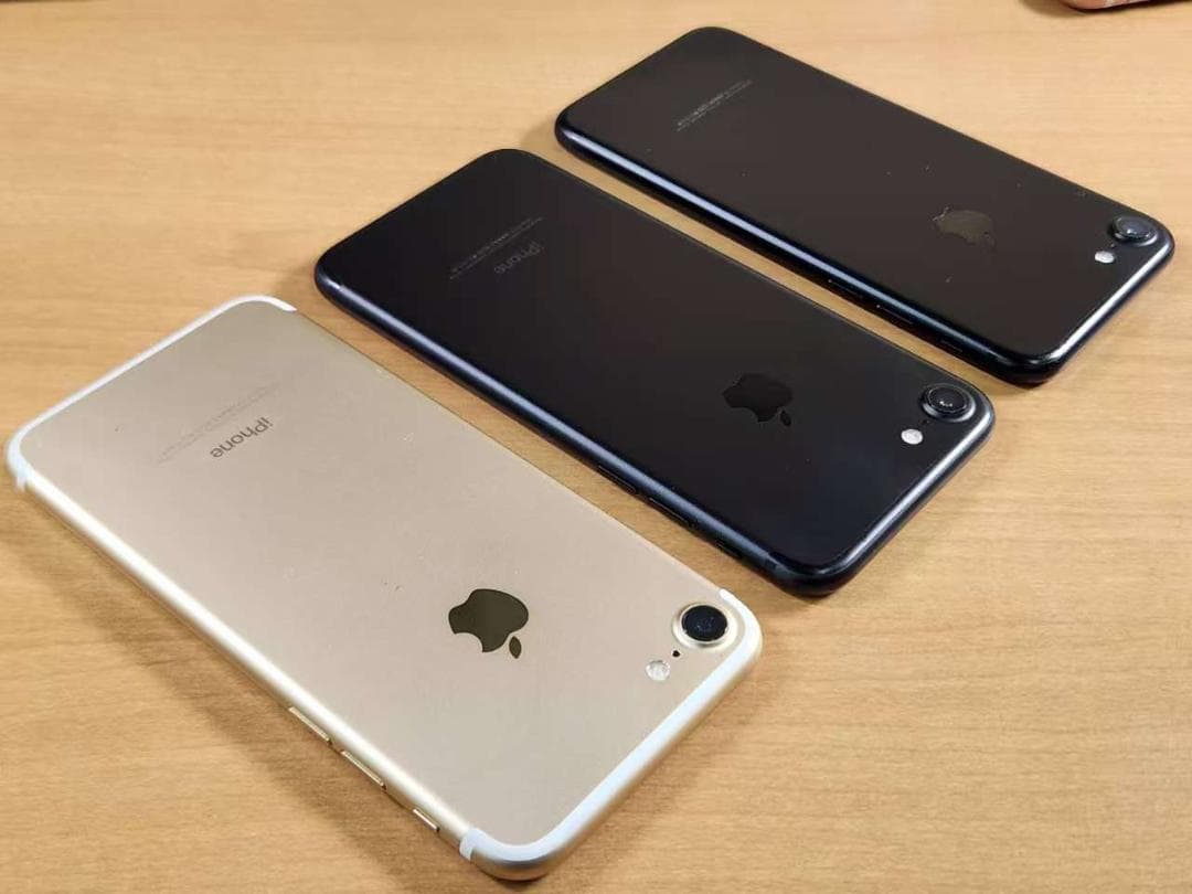 031800E iPhone7 A1779 32GB 3台