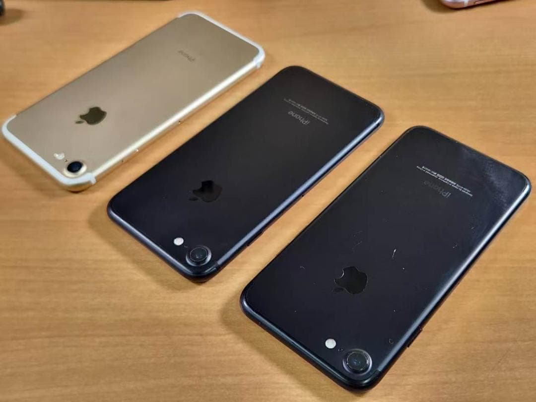 031800E iPhone7 A1779 32GB 3台