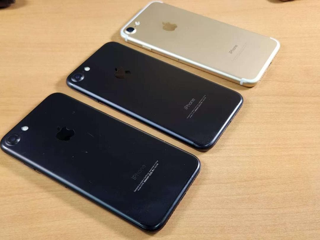 031800E iPhone7 A1779 32GB 3台