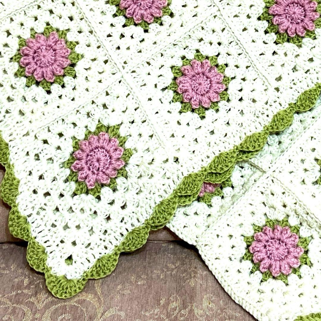 チュ子の編み物❣️ぷっくり立体お花の出しっぱなしお昼寝ブランケット・ベッドカバー