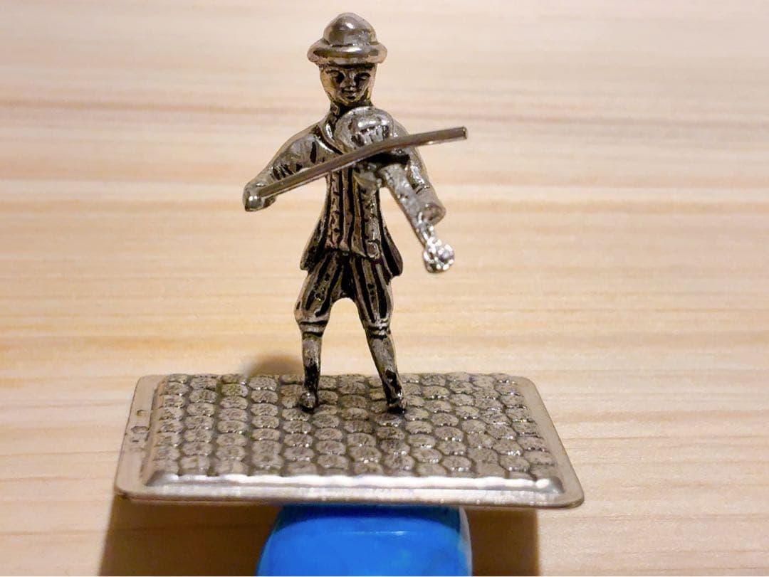 オランダHooijkaas社製、純銀835S『ミニチュア・バイオリン弾き』