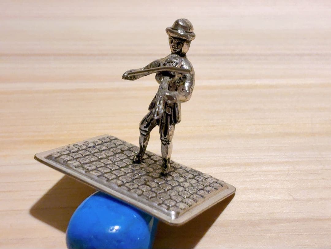 オランダHooijkaas社製、純銀835S『ミニチュア・バイオリン弾き』