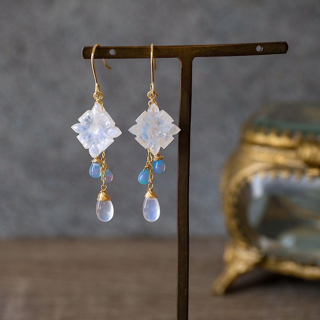 14kgfブルームーンストーンフラワーカービング・カラーオパールピアス