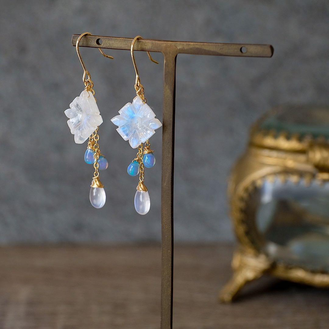 14kgfブルームーンストーンフラワーカービング・カラーオパールピアス