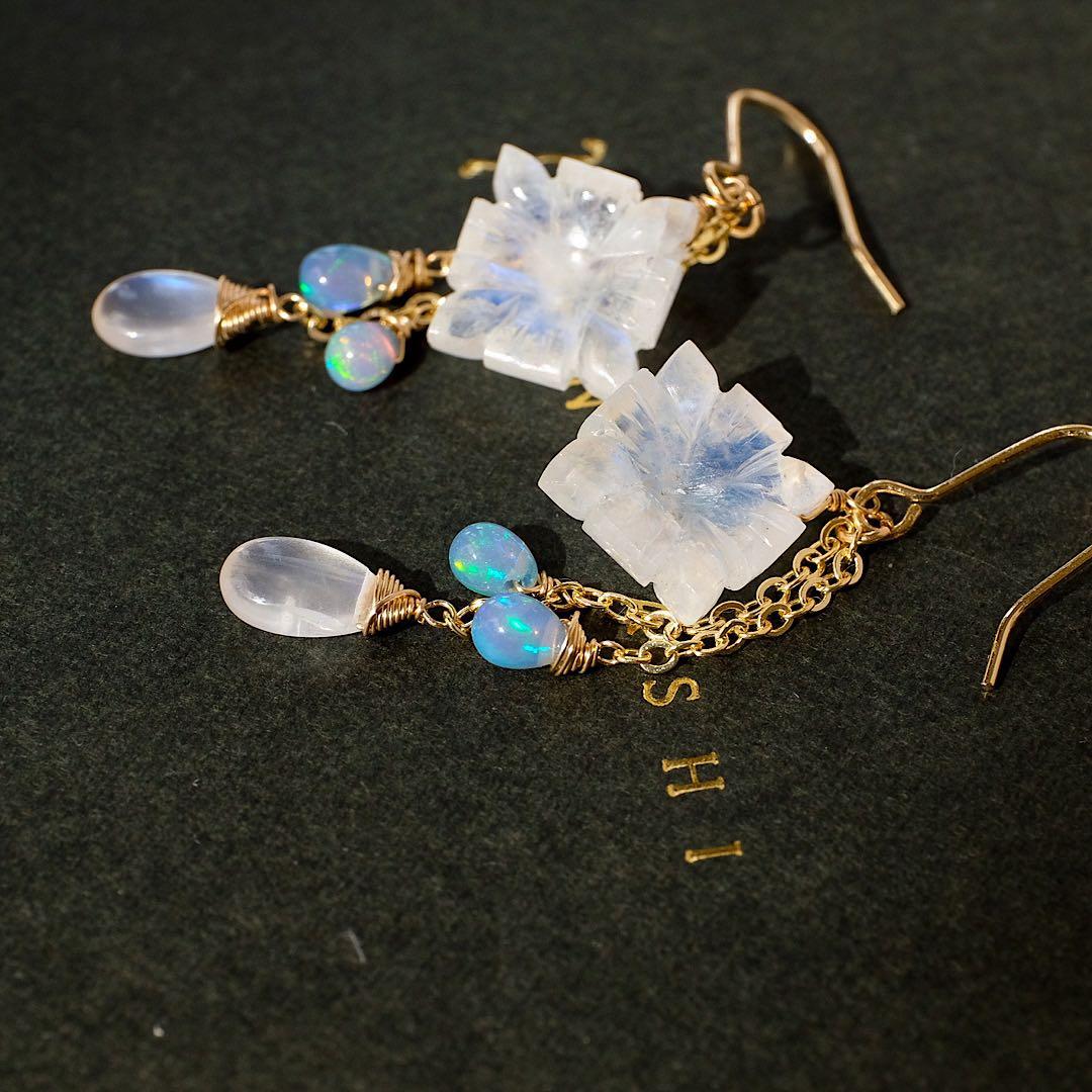 14kgfブルームーンストーンフラワーカービング・カラーオパールピアス