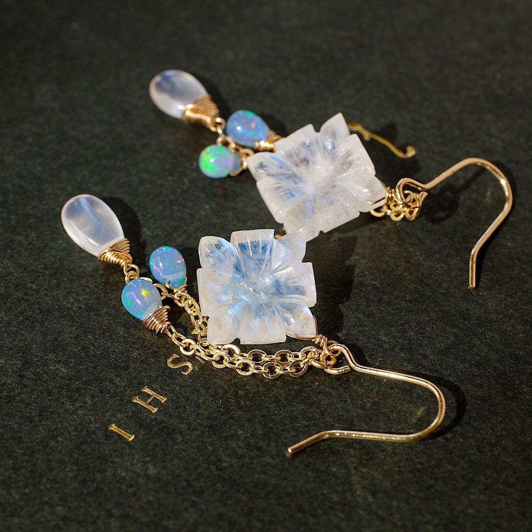 14kgfブルームーンストーンフラワーカービング・カラーオパールピアス