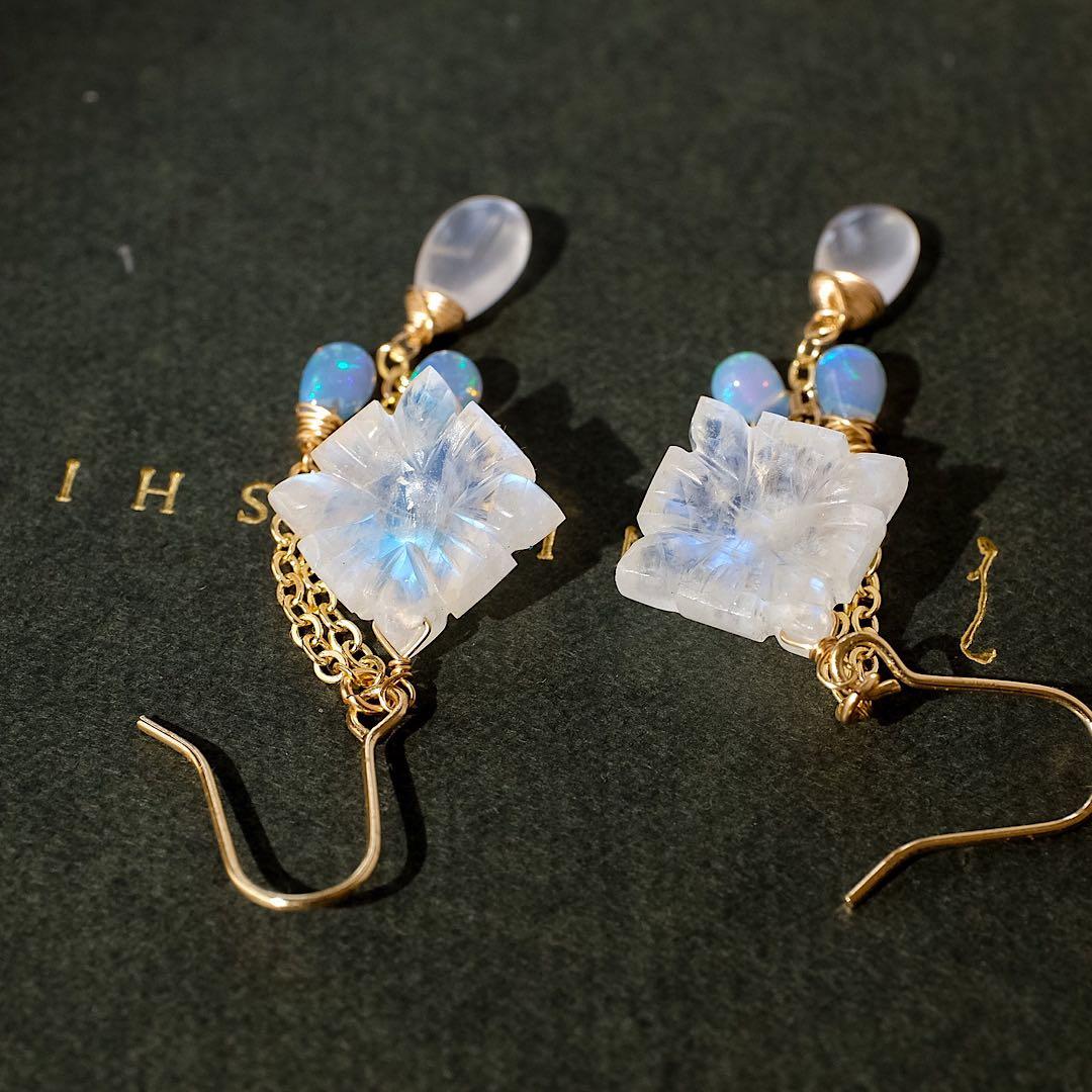 14kgfブルームーンストーンフラワーカービング・カラーオパールピアス