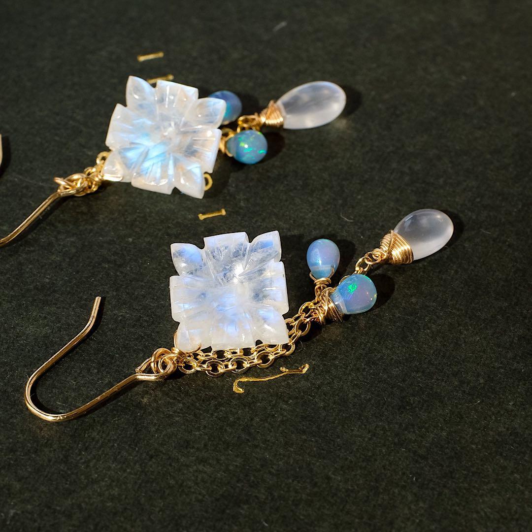 14kgfブルームーンストーンフラワーカービング・カラーオパールピアス