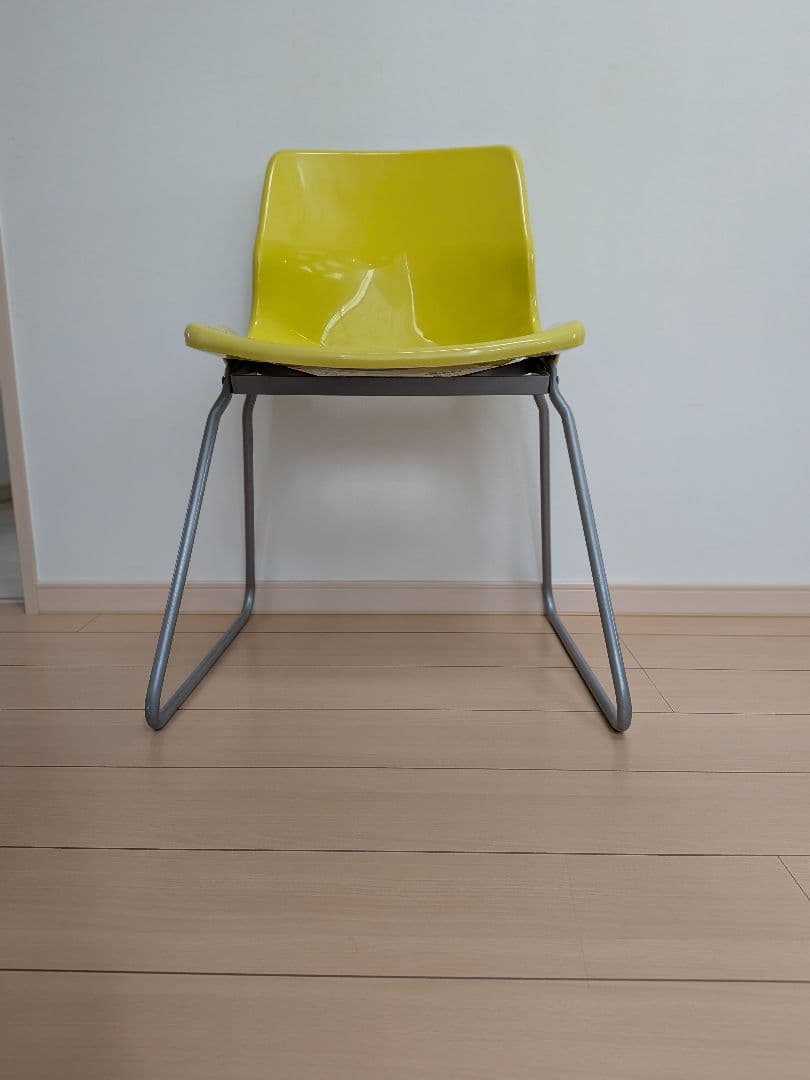 IKEAマスタードイエロープラスチック椅子
