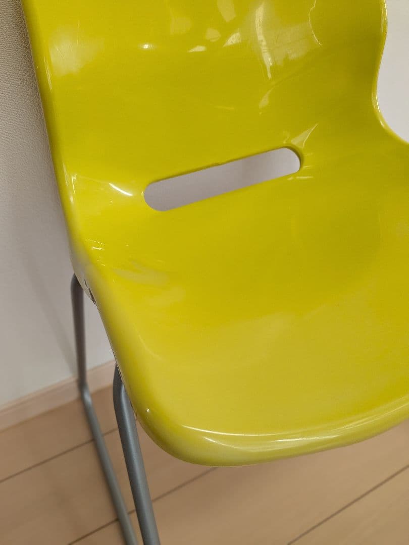 IKEAマスタードイエロープラスチック椅子