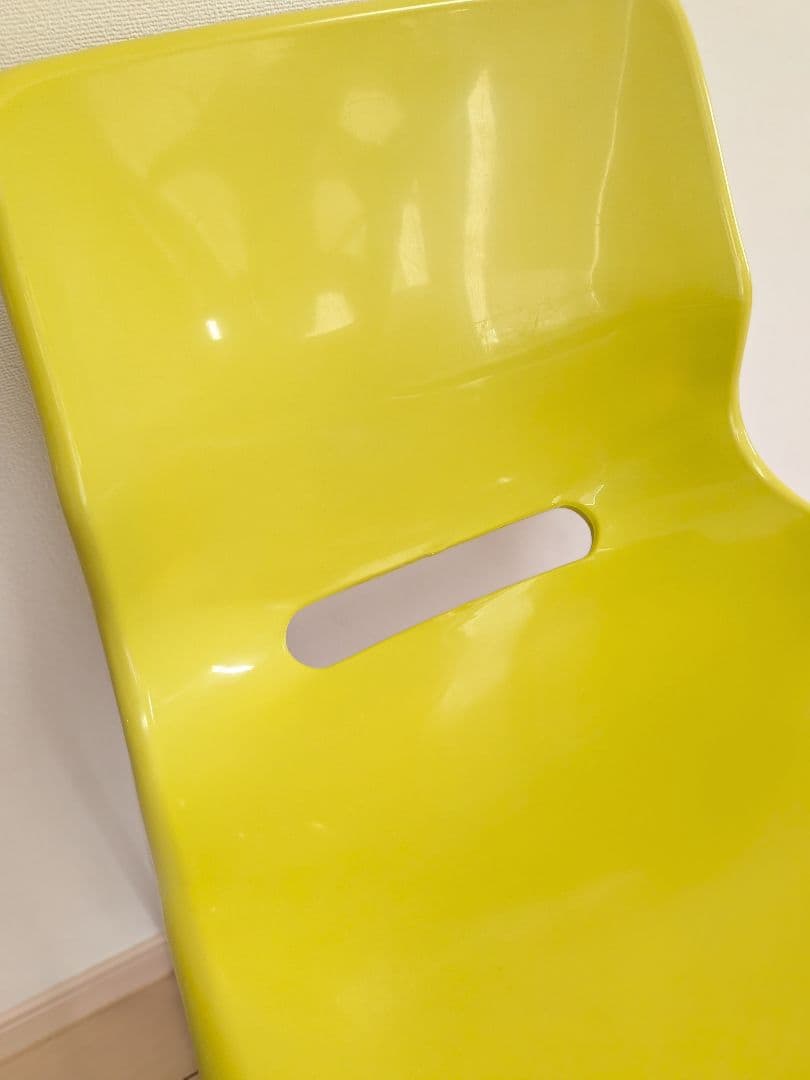 IKEAマスタードイエロープラスチック椅子
