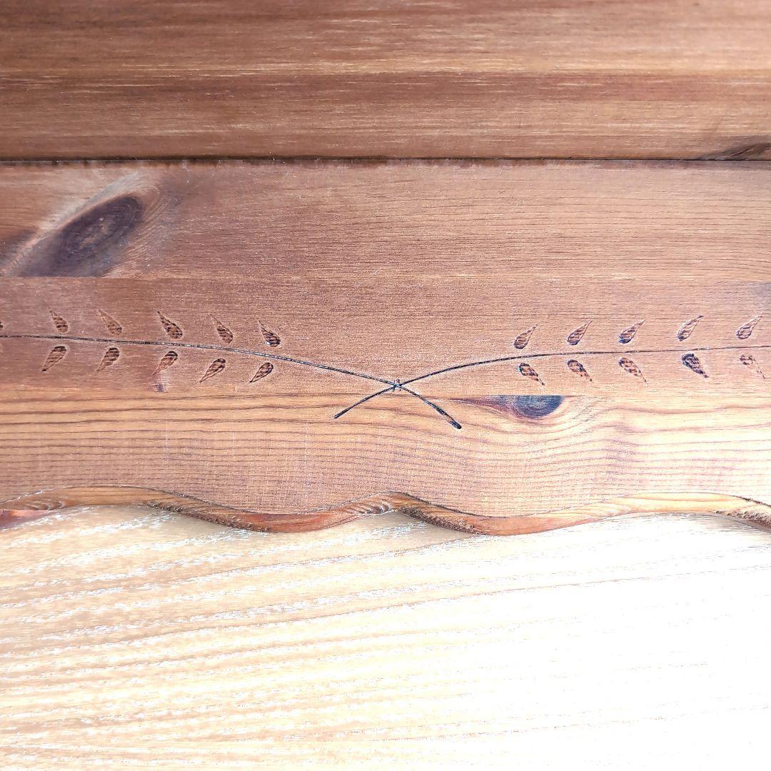 【新品】カントリー調パイン材シェルフ棚 　麦穂模様入り　サイドスカロップエッジ