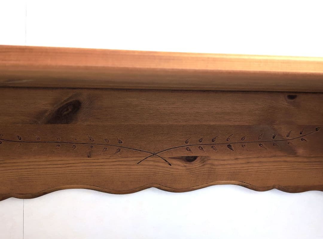 【新品】カントリー調パイン材シェルフ棚 　麦穂模様入り　サイドスカロップエッジ