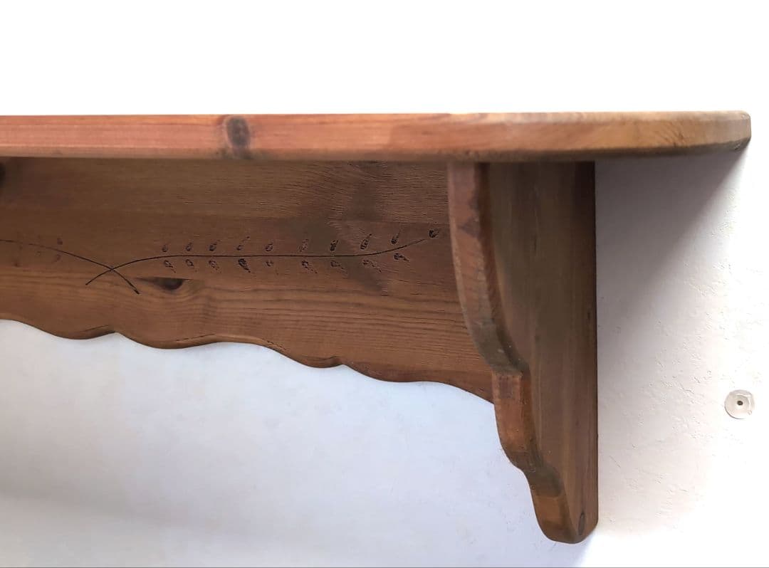 【新品】カントリー調パイン材シェルフ棚 　麦穂模様入り　サイドスカロップエッジ