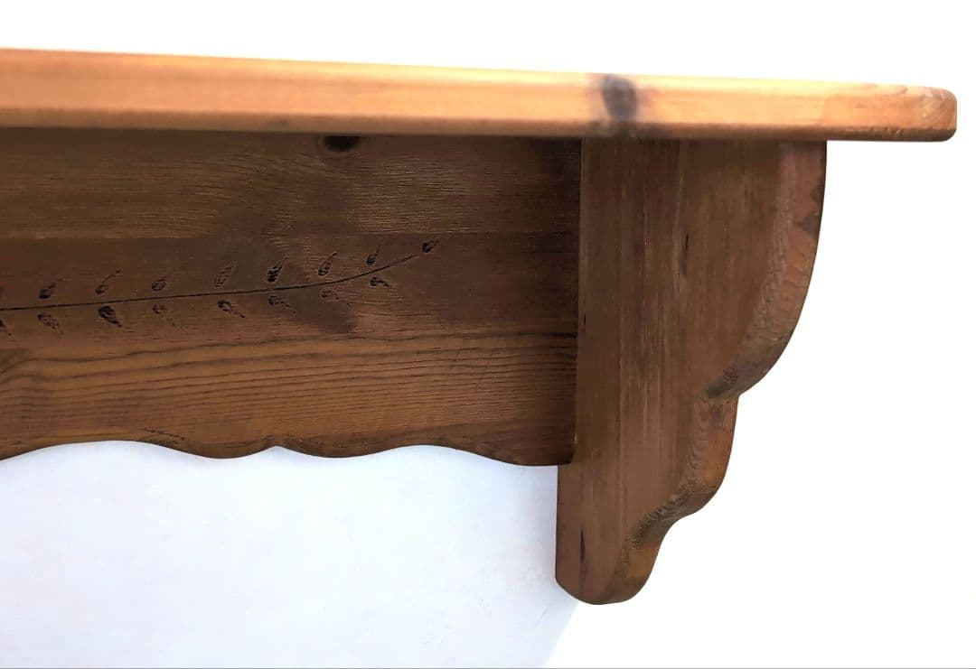 【新品】カントリー調パイン材シェルフ棚 　麦穂模様入り　サイドスカロップエッジ