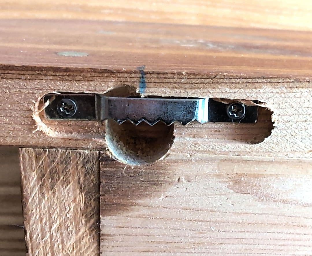 【新品】カントリー調パイン材シェルフ棚 　麦穂模様入り　サイドスカロップエッジ