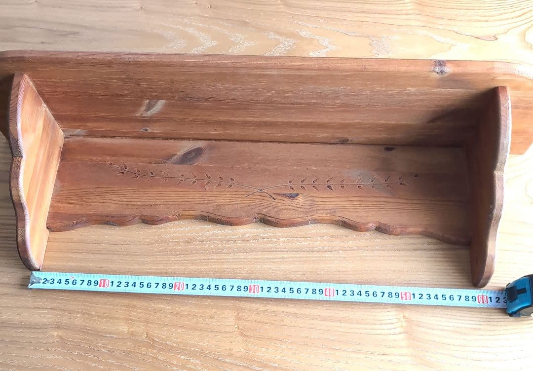 【新品】カントリー調パイン材シェルフ棚 　麦穂模様入り　サイドスカロップエッジ