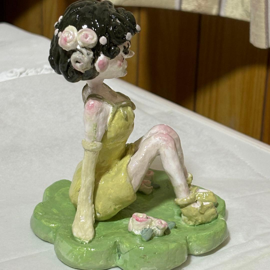 お花に囲まれた女の子