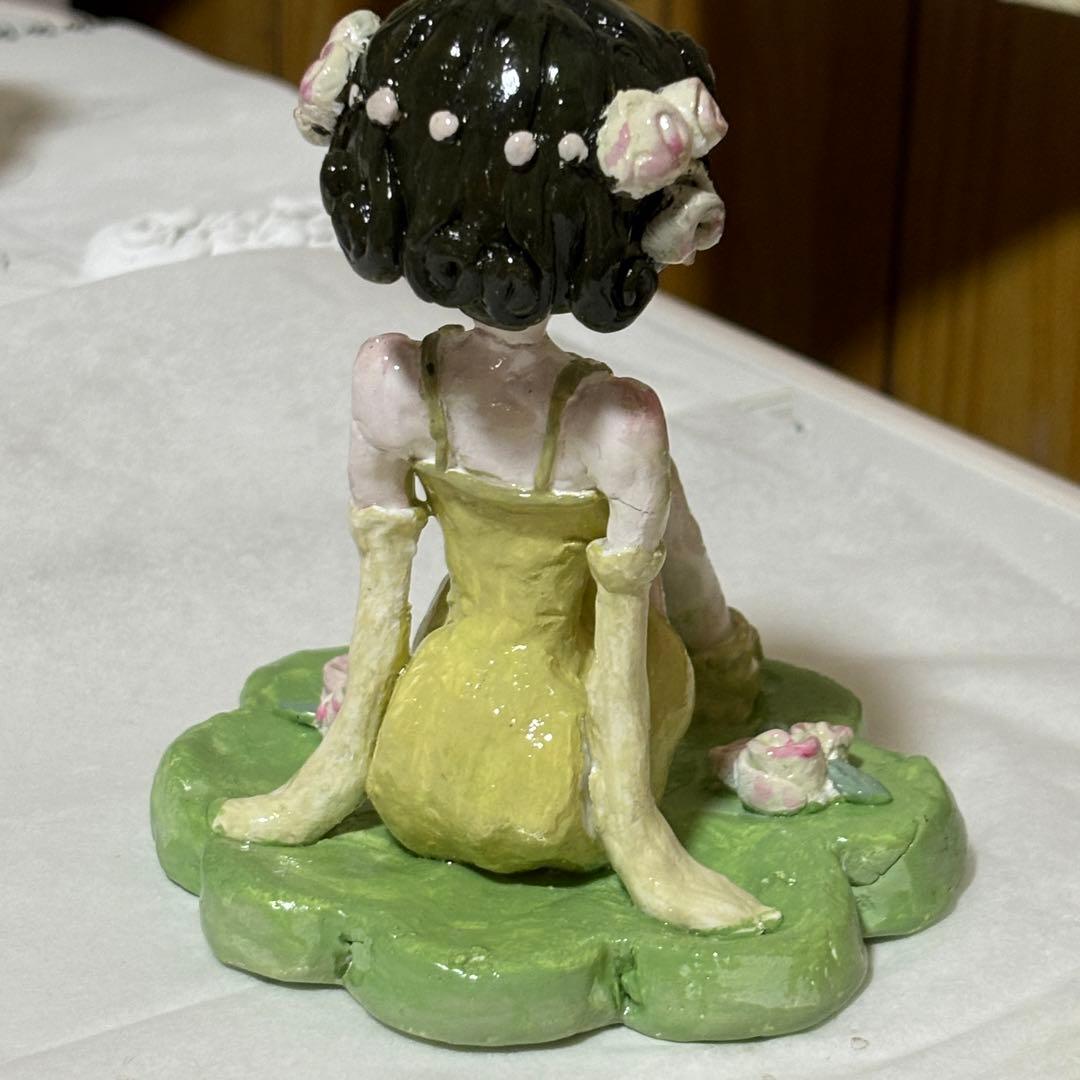 お花に囲まれた女の子