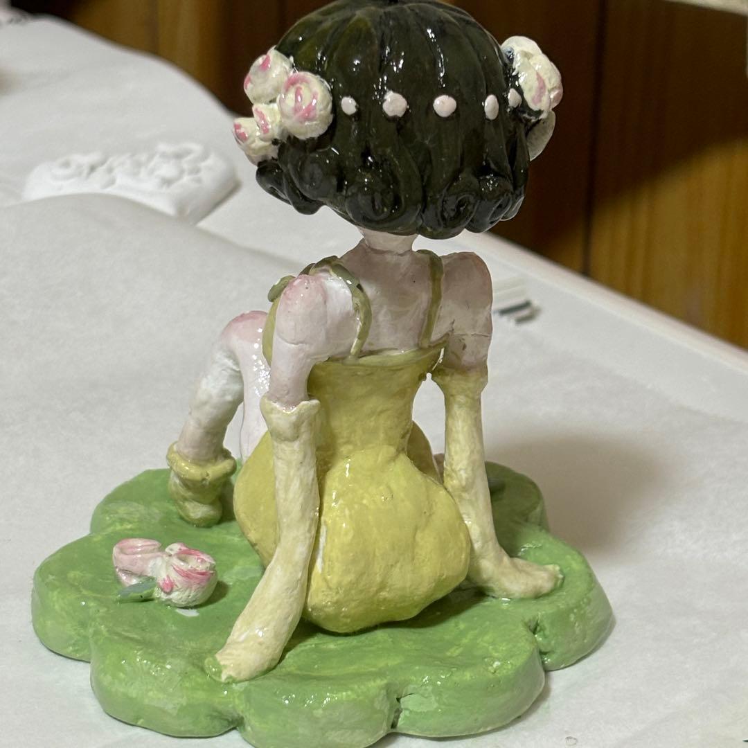 お花に囲まれた女の子