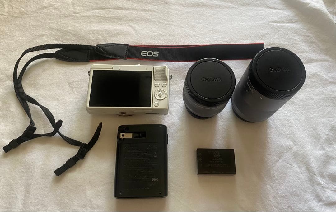 Canon EOS M100 ダブルレンズキット ホワイト おまけ付き