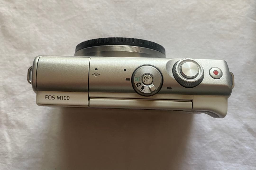 Canon EOS M100 ダブルレンズキット ホワイト おまけ付き