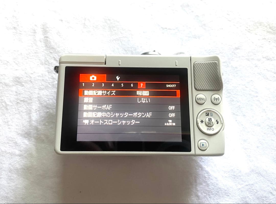 Canon EOS M100 ダブルレンズキット ホワイト おまけ付き