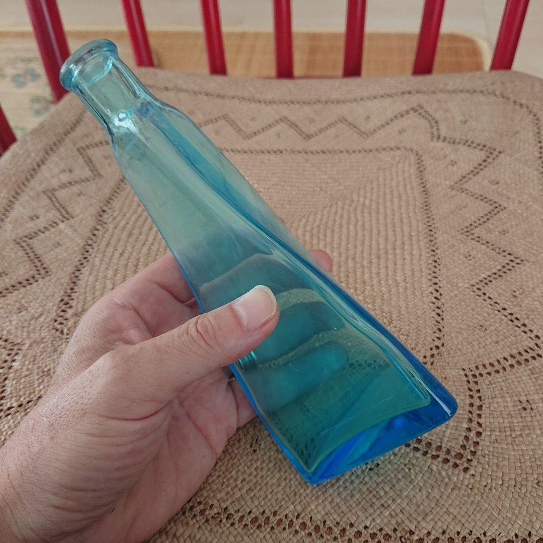 変わった形の一輪挿しアンティークレア