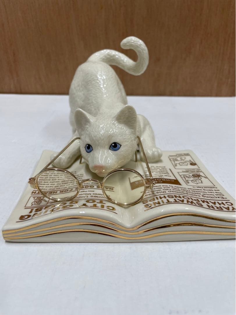 レノックス猫 ( 英字新聞を読む ) Cat Chronicles